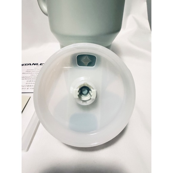 New Stanley 40 oz Stainless Steel H2.0 FlowState Quencher Tumbler - MIST (Green) - Picture 5 of 9